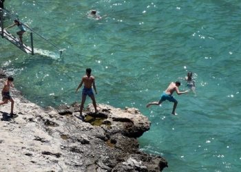 Καιρός: Η Ελλάδα στον «προθάλαμο» του καύσωνα – Οι ισχυροί άνεμοι αυξάνουν τον κίνδυνο πυρκαγιάς στην Κρήτη