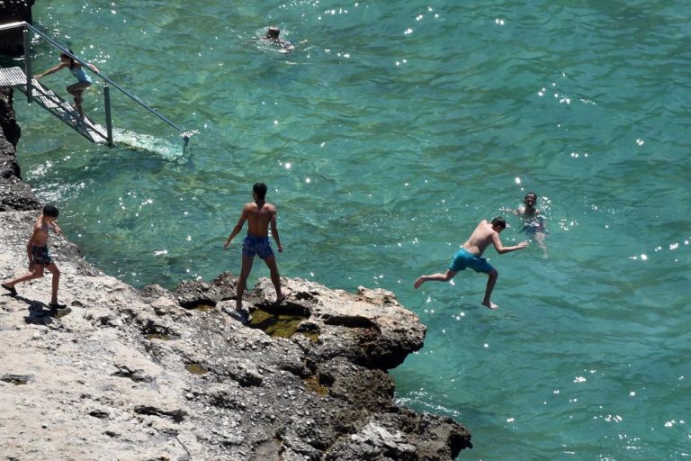 Καιρός: Η Ελλάδα στον «προθάλαμο» του καύσωνα – Οι ισχυροί άνεμοι αυξάνουν τον κίνδυνο πυρκαγιάς στην Κρήτη