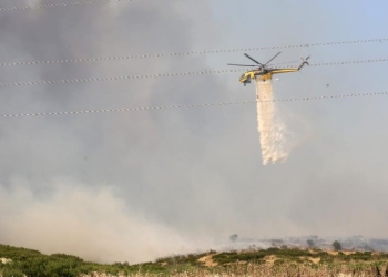 Καλύτερη η εικόνα της πυρκαγιάς στο Δραπέτι Ηρακλείου – Δύο εναέρια μέσα στη «μάχη» με τις φλόγες