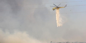 Καλύτερη η εικόνα της πυρκαγιάς στο Δραπέτι Ηρακλείου – Δύο εναέρια μέσα στη «μάχη» με τις φλόγες
