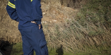 Καστοριά: Ολοκλήρωθηκε η επιχείρηση μεταφοράς 78χρονου που έπεσε σε γκρεμό
