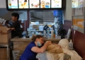 Κέντρο διάσωσης ζώων "McDonald’s": Οι Βενεζουελάνοι έφτιαξαν ένα προσωρινό θεραπετήριο για τα κατοικίδια (Φωτό)