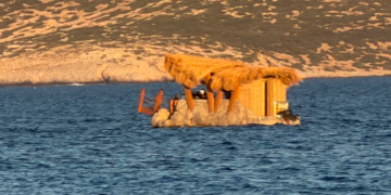 Κουφονήσια: «Δαιμόνιος επιχειρηματίας» έφτιαξε πλωτή καντίνα, αλλά οι κάτοικοι αντέδρασαν - Δείτε φωτογραφίες
