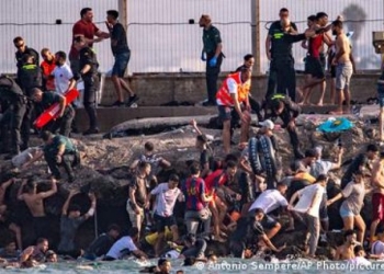 Κρίση στη Θέουτα: Η Μελόνι απειλεί με μπλοκάρισμα συνόρων