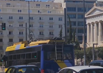 Λεωφορείο συγκρούστηε με τρόλεϊ στην Πανεπιστημίου - 4 ελαφρά τραυματίες - Δείτε βίντεο