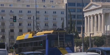 Λεωφορείο συγκρούστηε με τρόλεϊ στην Πανεπιστημίου - 4 ελαφρά τραυματίες - Δείτε βίντεο