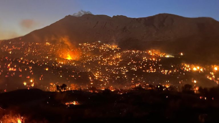 Μαίνεται ανεξέλεγκτη η πυρκαγιά στο Ρέθυμνο – Νέα ενίσχυση των πυροσβεστικών δυνάμεων