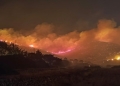 Μαίνεται η μεγάλη φωτιά στην Πάρο: Μάχη με τις διάσπαρτες εστίες – Ενισχύονται οι πυροσβεστικές δυνάμεις