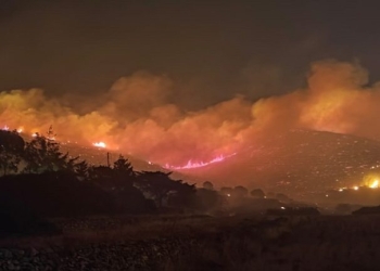 Μαίνεται η μεγάλη φωτιά στην Πάρο: Μάχη με τις διάσπαρτες εστίες – Ενισχύονται οι πυροσβεστικές δυνάμεις