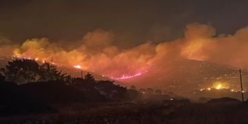 Μαίνεται η μεγάλη φωτιά στην Πάρο: Μάχη με τις διάσπαρτες εστίες – Ενισχύονται οι πυροσβεστικές δυνάμεις