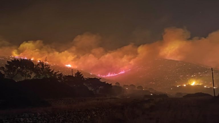 Μαίνεται η μεγάλη φωτιά στην Πάρο: Μάχη με τις διάσπαρτες εστίες – Ενισχύονται οι πυροσβεστικές δυνάμεις