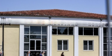 «Με εσένα θα ασχολούμαι;»- Φραστικό επεισόδιο μεταξύ Μαρίας Καρυστιανού και Νίκου Πλακιά στη δίκη για τα Τέμπη
