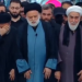 Μυστήριο στην κηδεία του Αλί Χαμενεΐ: Άνδρας με μάσκα και καπέλο πυροδότησε σενάρια για τον Μοτζταμπά - Δείτε βίντεο