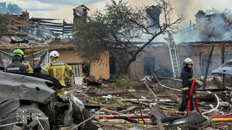 Νέα ρωσική επίθεση στο Κίεβο: 10 νεκροί και 100 τραυματίες σε εκδήλωση της αμυντικής βιομηχανίας - Βίντεο