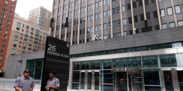 Νέα Υόρκη: Πρώην στρατιωτικός αυτός που έβαλε φωτιά στα γραφεία του FBI – Κρατούσε πλακάτ εναντίον της ICE