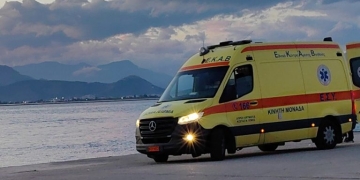 Νόμιζαν ότι έχασε τις αισθήσεις του στην παραλία αλλά αυτός κοιμόταν – Τον ξύπνησε το ΕΚΑΒ