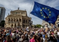 Ο πληθυσμός της Ευρωπαϊκής Ένωσης πλησιάζει στην ιστορική του κορύφωση, πριν αρχίσει αργά αλλά σταθερά να φθίνει