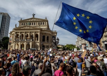 Ο πληθυσμός της Ευρωπαϊκής Ένωσης πλησιάζει στην ιστορική του κορύφωση, πριν αρχίσει αργά αλλά σταθερά να φθίνει