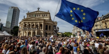 Ο πληθυσμός της Ευρωπαϊκής Ένωσης πλησιάζει στην ιστορική του κορύφωση, πριν αρχίσει αργά αλλά σταθερά να φθίνει