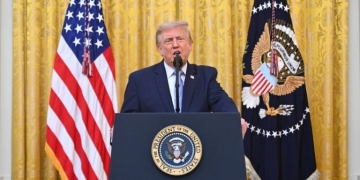 Ο Τραμπ απαιτεί να ανακληθούν οι άδειες σε NBC και ABC γιατί δεν μετέδωσαν απευθείας το διάγγελμα για την Κίνα