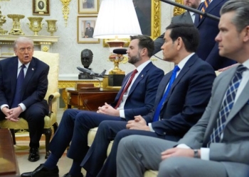 Ο Τραμπ επεξεργάζεται κλιμάκωση των επιχειρήσεων, την ώρα που δηλώνει ότι το Ιράν σοβαρεύεται