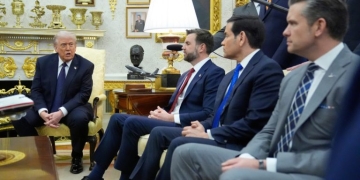 Ο Τραμπ επεξεργάζεται κλιμάκωση των επιχειρήσεων, την ώρα που δηλώνει ότι το Ιράν σοβαρεύεται