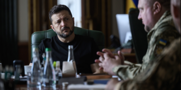 Ο Ζελένσκι απέπεμψε τον αρχηγό των Ενόπλων Δυνάμεων μετά τις μαζικές διαδηλώσεις - Αναλαμβάνει ο Μιχαΐλο Ντραπάτι