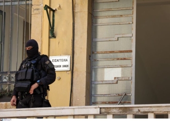 Οι 30 τρίχες, τα εξαφανιζόμενα μηνύματα και η αμοιβή: Πώς ο τοξικολόγος της μαφίας της Κρήτης έδινε οδηγίες για τις ψευδείς εκθέσεις