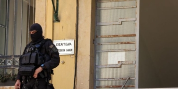 Οι 30 τρίχες, τα εξαφανιζόμενα μηνύματα και η αμοιβή: Πώς ο τοξικολόγος της μαφίας της Κρήτης έδινε οδηγίες για τις ψευδείς εκθέσεις