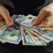 Οι Ρώσοι επιστρέφουν στα μετρητά και στα λεφτά κάτω από το στρώμα