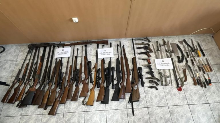 Οινόη: Συνελήφθη 56χρονος που διατηρούσε παράνομο εκτροφείο ζώων – Βρέθηκε οπλοστάσιο με 32 όπλα και χιλιάδες φυσίγγια