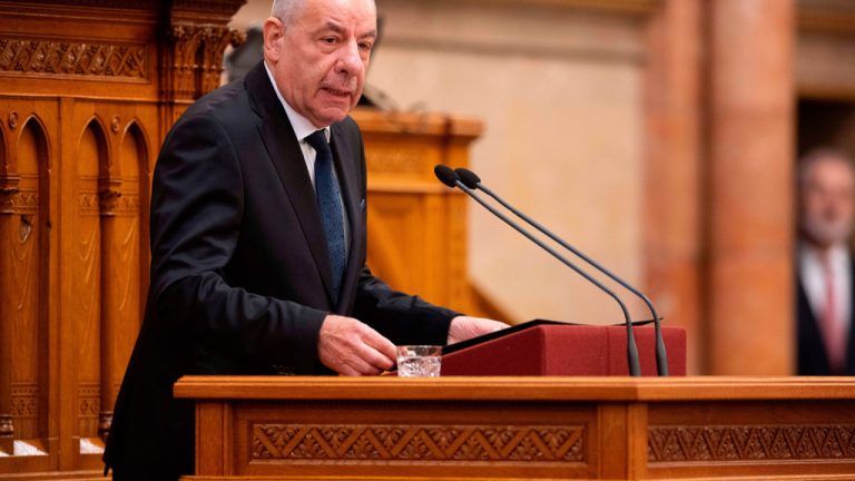 Ουγγαρία: Ο πρόεδρος Σούλιοκ υπέγραψε τη συνταγματική μεταρρύθμιση με την οποία τερματίζεται η θητεία του