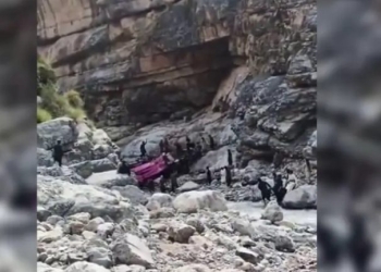 Πακιστάν: 40 νεκροί από πτώση λεωφορείου σε χαράδρα