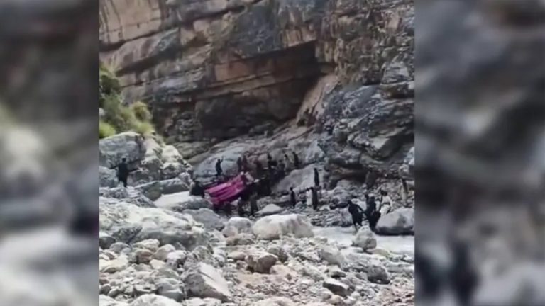 Πακιστάν: 40 νεκροί από πτώση λεωφορείου σε χαράδρα