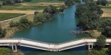 Παλαιόπυργος Λάρισας: Κάτοικοι διασχίζουν με κίνδυνο ζωής την ημιβυθισμένη γέφυρα μετά τον Ντάνιελ