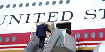 Παλάτι στους αιθέρες το Air Force One - Ο Τραμπ «έβαλε χέρι» ακόμα και στον εμβληματικό σχεδιασμό της Κένεντι