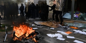Παρίσι: Από τη γιορτή του ποδοσφαίρου στο Μουντιάλ στις συγκρούσεις και τις φωτιές