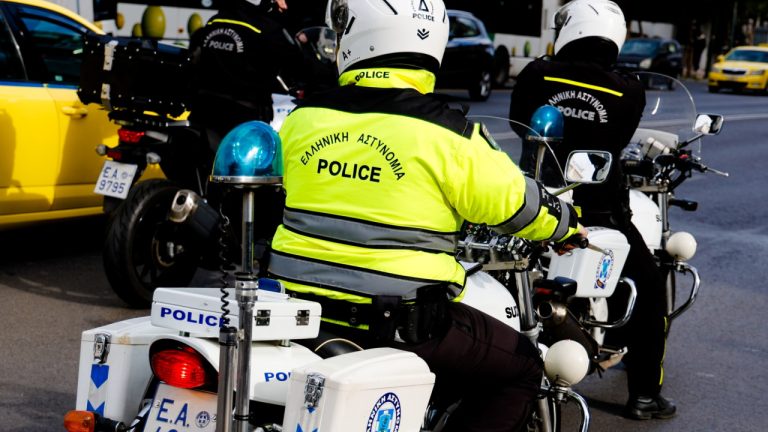 Πάτρα: Αυτοκίνητο συγκρούστηκε με μοτοσικλέτα της Τροχαίας – Στο νοσοκομείο αστυνομικός
