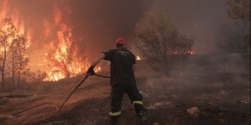 Πάτρα: Φωτιά στην περιοχή Φλόκα – Μήνυμα μέσω του 112 για απομάκρυνση προς την κοινότητα Άρλα