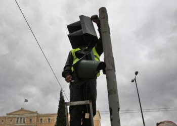 Περιφέρεια Αττικής: Ολοκλήρωσε την εγκατάσταση και των 388 καμερών παραβίασης ερυθρού σηματοδότη