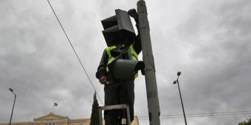 Περιφέρεια Αττικής: Ολοκλήρωσε την εγκατάσταση και των 388 καμερών παραβίασης ερυθρού σηματοδότη