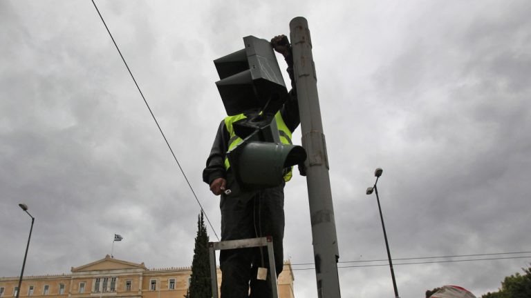 Περιφέρεια Αττικής: Ολοκλήρωσε την εγκατάσταση και των 388 καμερών παραβίασης ερυθρού σηματοδότη