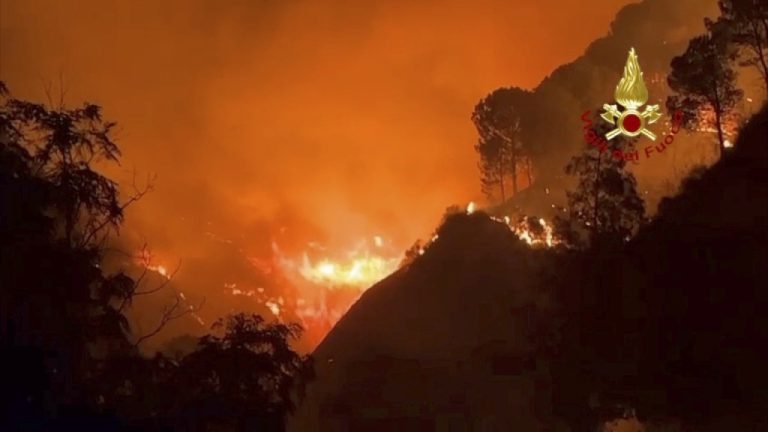 Περισσότερες από 200 πυρκαγιές καίνε ανεξέλεγκτα στον Καναδά