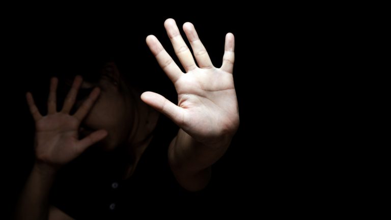 Ποινή 4 ετών με αναστολή στους δύο αστυνομικούς για τον βιασμό της 19χρονης στο ΑΤ Ομονοίας