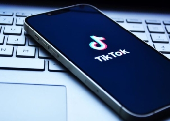 «Πυρά» της Κομισιόν στο TikTok: Δεν προστατεύει επαρκώς τους ανηλίκους στο διαδίκτυο