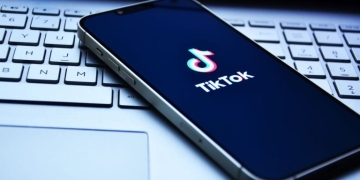 «Πυρά» της Κομισιόν στο TikTok: Δεν προστατεύει επαρκώς τους ανηλίκους στο διαδίκτυο