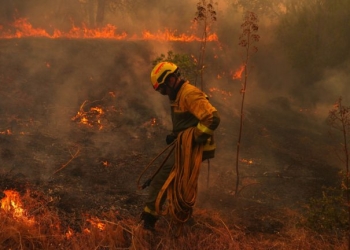 Πύρινη κόλαση σε Ισπανία και Γαλλία: Περισσότεροι από 325.000 έχουν απομακρυνθεί από τις εστίες τους