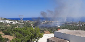 Πυρκαγιά μια «ανάσα» από ξενοδοχείο στην Ιεράπετρα: Πρόλαβε τα χειρότερα η πυροσβεστική – Βίντεο