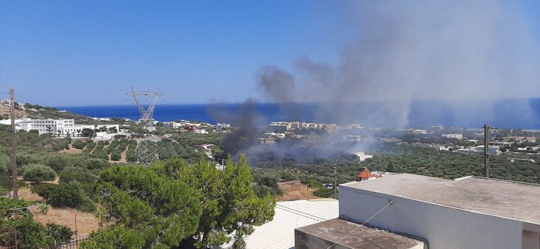 Πυρκαγιά μια «ανάσα» από ξενοδοχείο στην Ιεράπετρα: Πρόλαβε τα χειρότερα η πυροσβεστική – Βίντεο