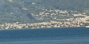 Πυρκαγιά σε απορρίμματα και χαμηλή βλάστηση κοντά σε καταυλισμό στο Πλατάνι Πάτρας